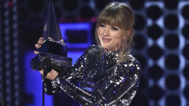 Die Musikerin Taylor Swift wurde bei den American Music Awards 2018 zur Künstlerin des Jahres (artist of the year) gekürt.