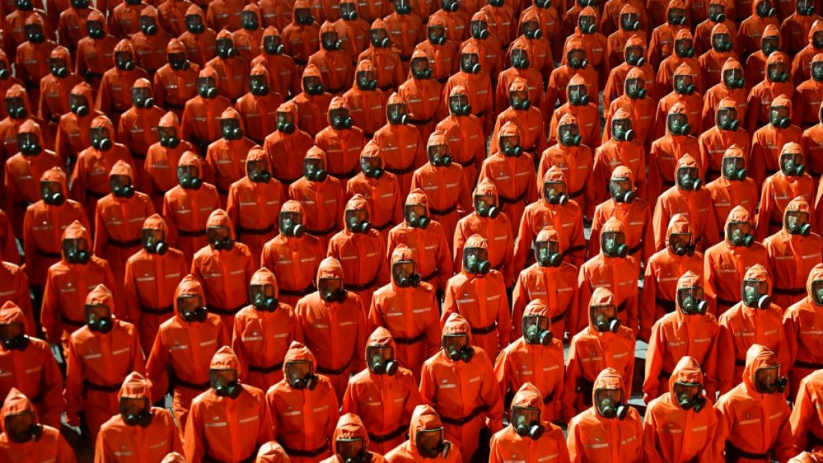 Der nordkoreanische Machthaber Kim Jong-un lie&szlig; um Mitternacht eine bizarre Milit&auml;rparade in Gefahrenschutzanz&uuml;gen und Gasmasken abhalten. (Foto)