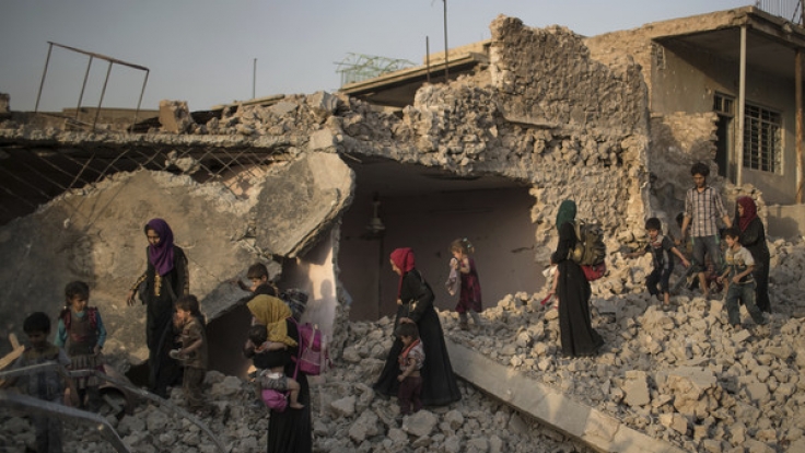 Menschen flüchten in der Altstadt von Mossul (Irak) durch die Trümmer.