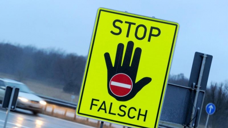 Mancherorts werden Falschfahrer durch solche Schilder gewarnt, um Schlimmeres zu verhindern.