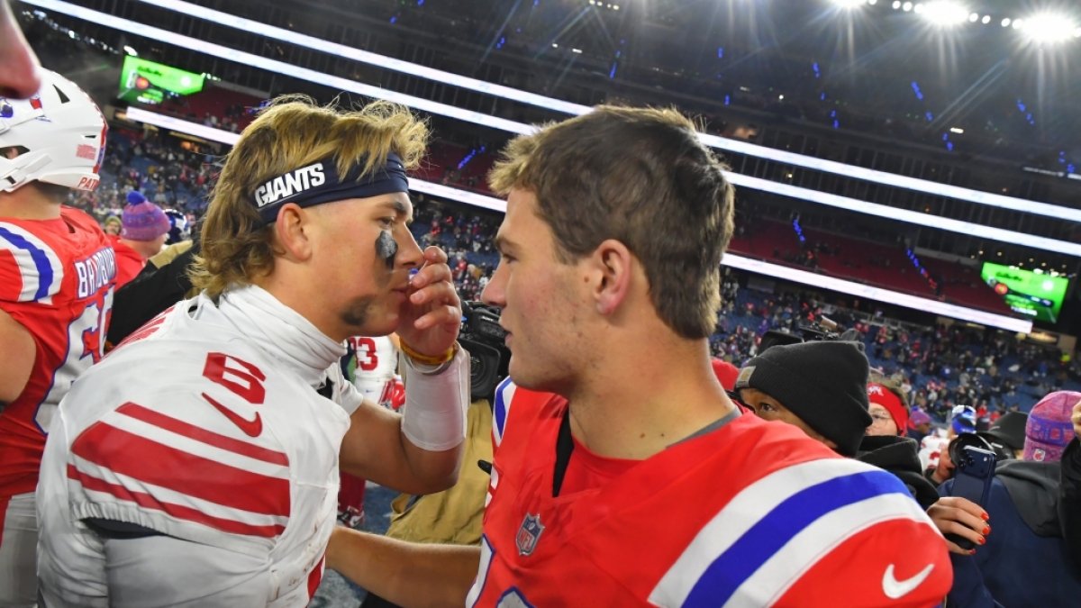 Jaxson Dart von den New York Giants (r) und Drake Maye von den New England Patriots (l) unterhalten sich nach dem Spiel, am 01.12.2025. (Symbolbild) (Foto)