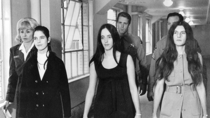 Leslie van Houten (links) wurde 1969 zu einer lebenslangen Haftstrafe verurteilt.