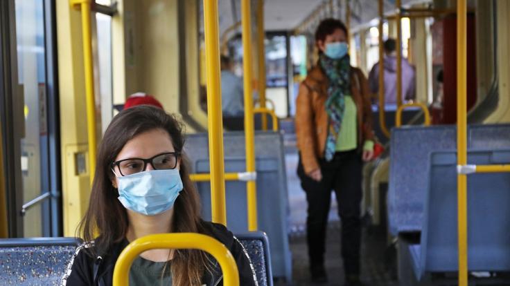 In Nordrhein-Westfalen müssen Masken-Verweigerer nun 150 Euro Strafe im Nahverkehr zahlen.