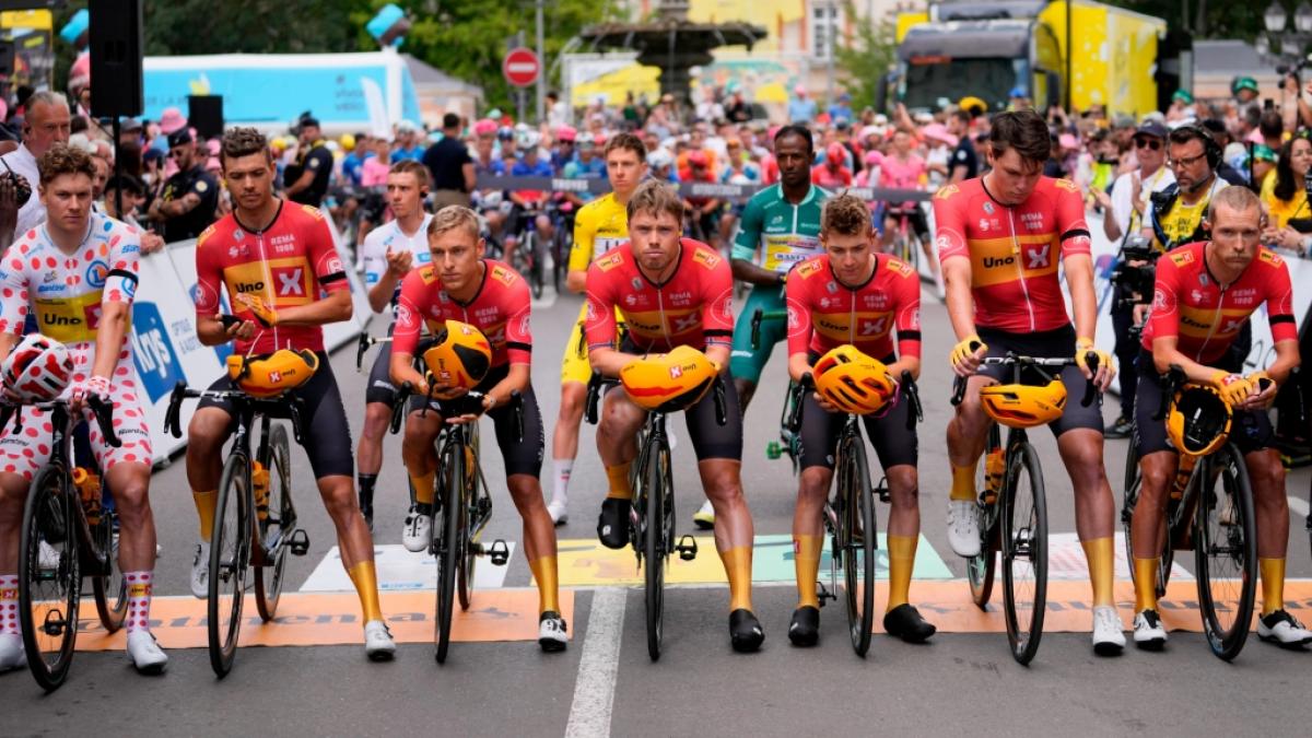 Norwegische Fahrer legen eine Schweigeminute zum Gedenken an den norwegischen Radrennfahrer Andre Drege ein, der bei einem Sturz während der Österreich-Rundfahrt ums Leben kam. (Foto)