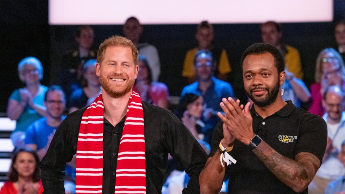 Prinz Harry bekam im ZDF-"Sportstudio" einen Mainz 05-Fanschal umgelegt. (Foto)