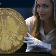 Das ist Big Phil, Europas größte Goldmünze. Wenn Sie Ihre eigene Währung kreieren wollen, können Sie auch bescheidener anfangen.