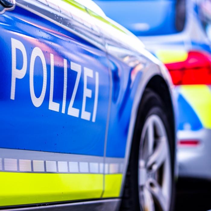 Reisebus kracht in Graben! 18 Personen verletzt - kein Alkohol im Spiel