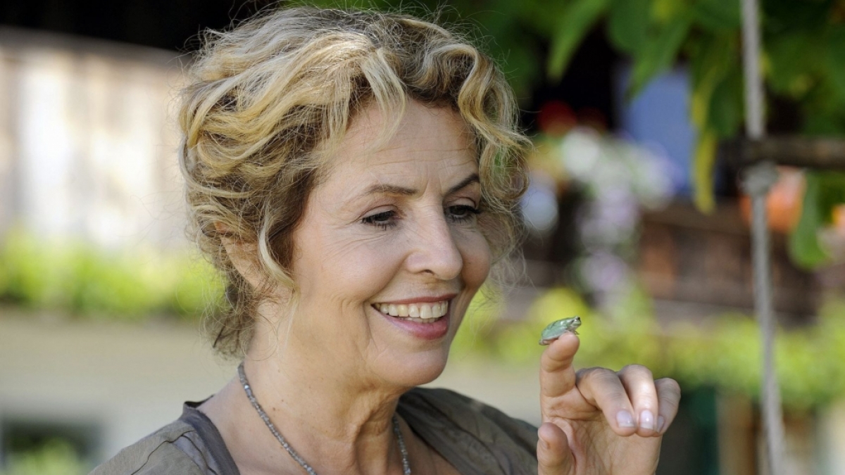 Ein verzauberter Prinz? Teresa (Michaela May) mit einem kleinen "Wetterfrosch". (Foto)