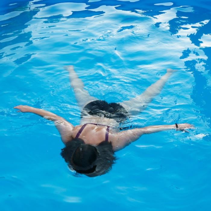 Rentner-Ehepaar tot im Ferienhaus entdeckt! Nachbarn finden Leichen im Pool