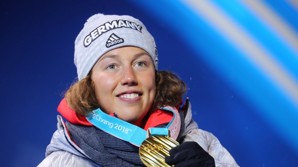Laura Dahlmeier pr&auml;sentiert stolz ihre Goldmedaille. (Foto)