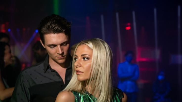 Valentina Pahde mit ihrem Schauspiel-Kollegen am Set von
