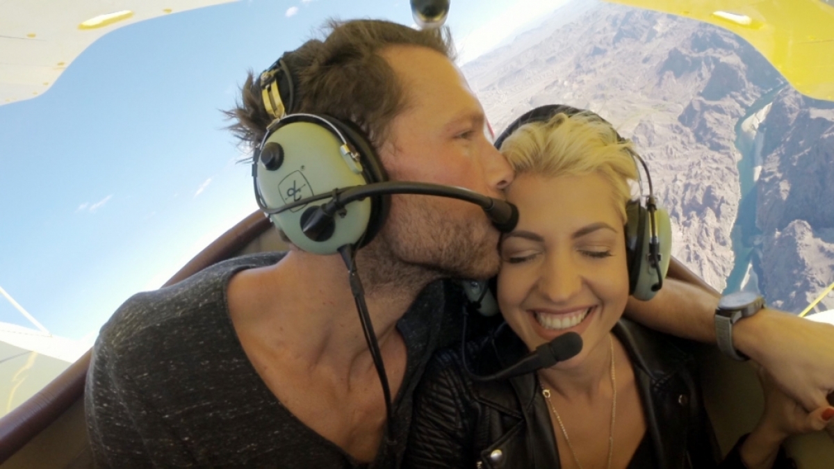 Oliver und Sarah erleben gemeinsam einen Flug im Doppeldecker. (Foto)