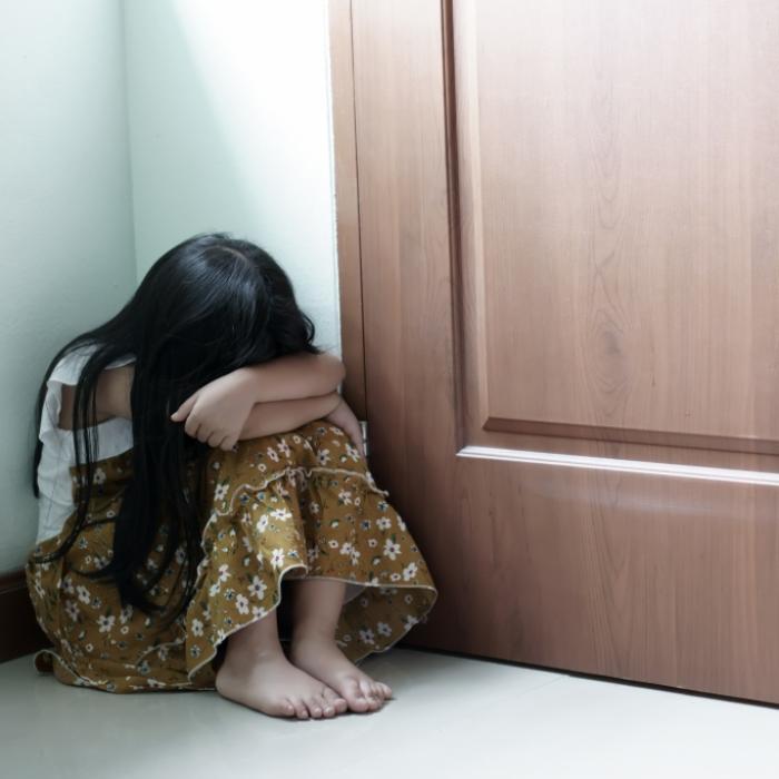 Mutter fand die Leiche! Alleingelassenes Mädchen (2) qualvoll gestorben