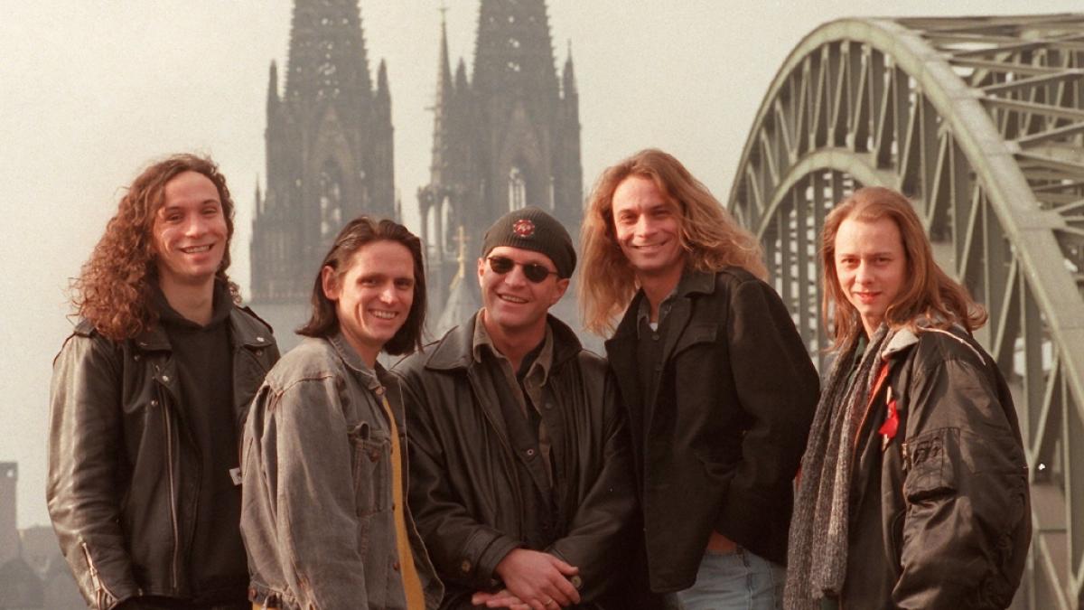 Alte Aufnahme (1997), aber aktuelle Besetzung:&nbsp;Stephan Brings (Bass, l-r), Harry Alfter (Gitarre), Christian Bl&uuml;m (Drums) Peter Brings (Gesang) und Kai Engel (Tasteninstrumente) sind die Mitglieder der Band Brings. (Foto)