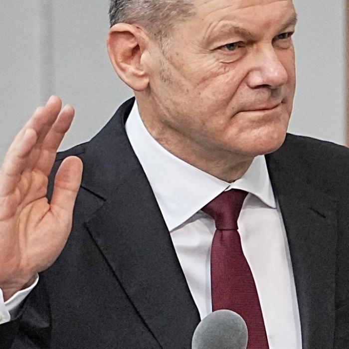 Weniger als seine Brüder! So viel Geld bekommt er als Bundeskanzler