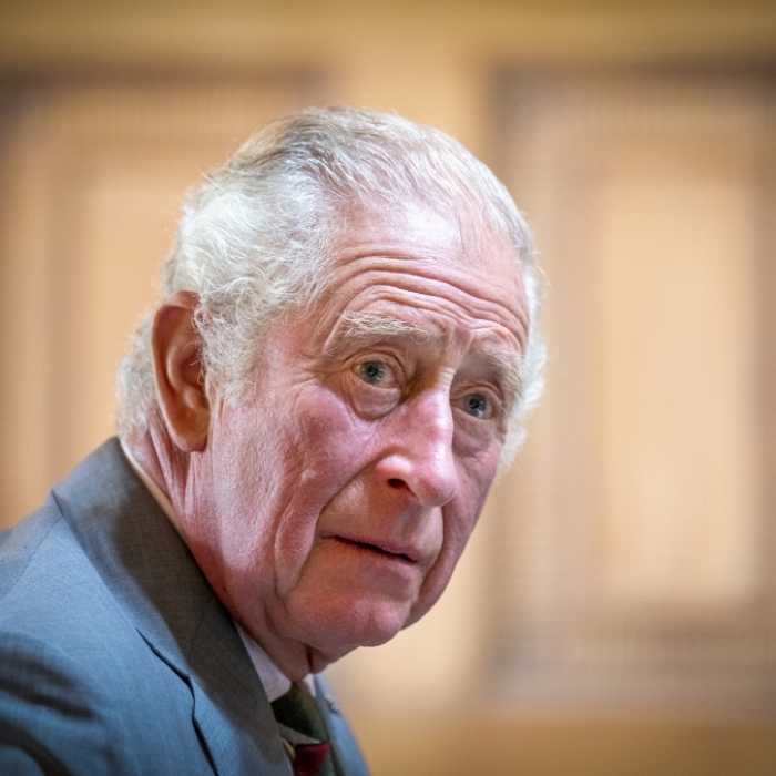 Heftiger Ausraster in Nordirland! Charles nach Queen-Tod fix und fertig