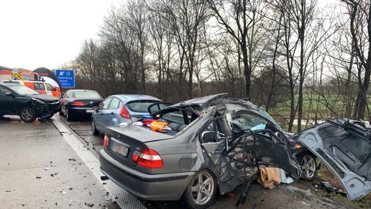 Mehrere zerstörte Autos stehen nach einer Massenkarambolage auf der Autobahn 29.