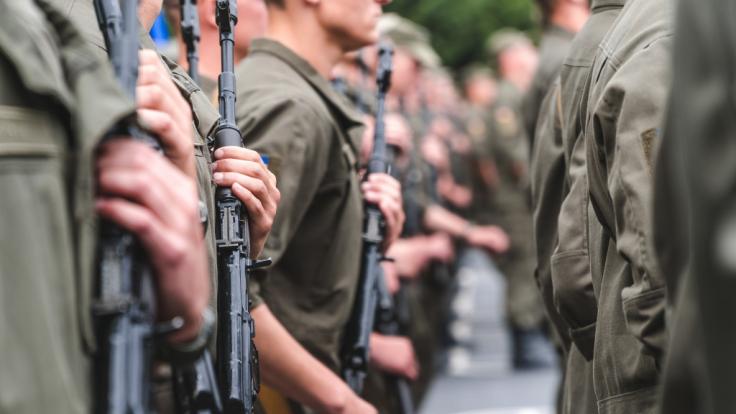 Das Video soll zeigen, wie Putin-Soldaten einen Kameraden missbrauchen.