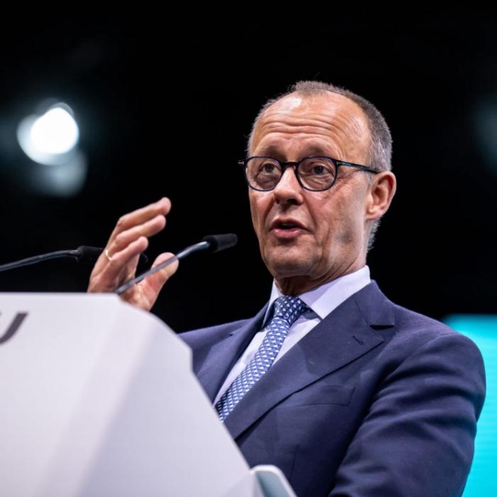 Frau von Friedrich Merz sorgt mit Mikrofon-Aktion für Aufsehen