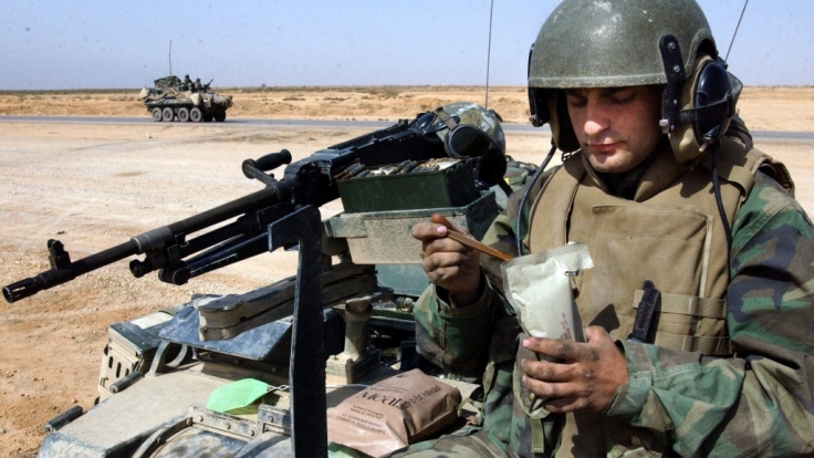 Ein Bundeswehrsoldat verzehrt den Inhalt seines Einmannpacks.