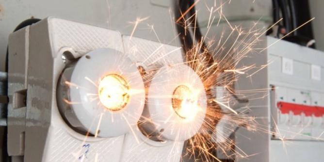Darum können Föhn, elektrische Zahnbürste & Co. brandgefährlich werden