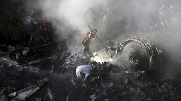 Der Absturz einer Passagiermaschine in Pakistan hinterließ ein Bild des Grauens.