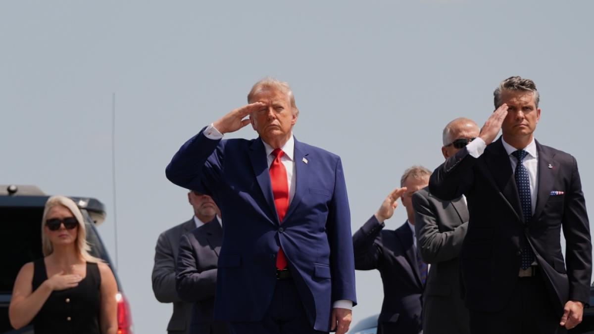 Donald Trump (M) und US-Verteidigungsminister Pete Hegseth (r) salutieren, w&auml;hrend ein Tragekommando der US-Armee einen Sarg mit den sterblichen &Uuml;berresten eines Oberleutnants tragen. (Foto)