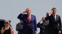 Donald Trump (M) und US-Verteidigungsminister Pete Hegseth (r) salutieren, während ein Tragekommando der US-Armee einen Sarg mit den sterblichen Überresten eines Oberleutnants tragen.