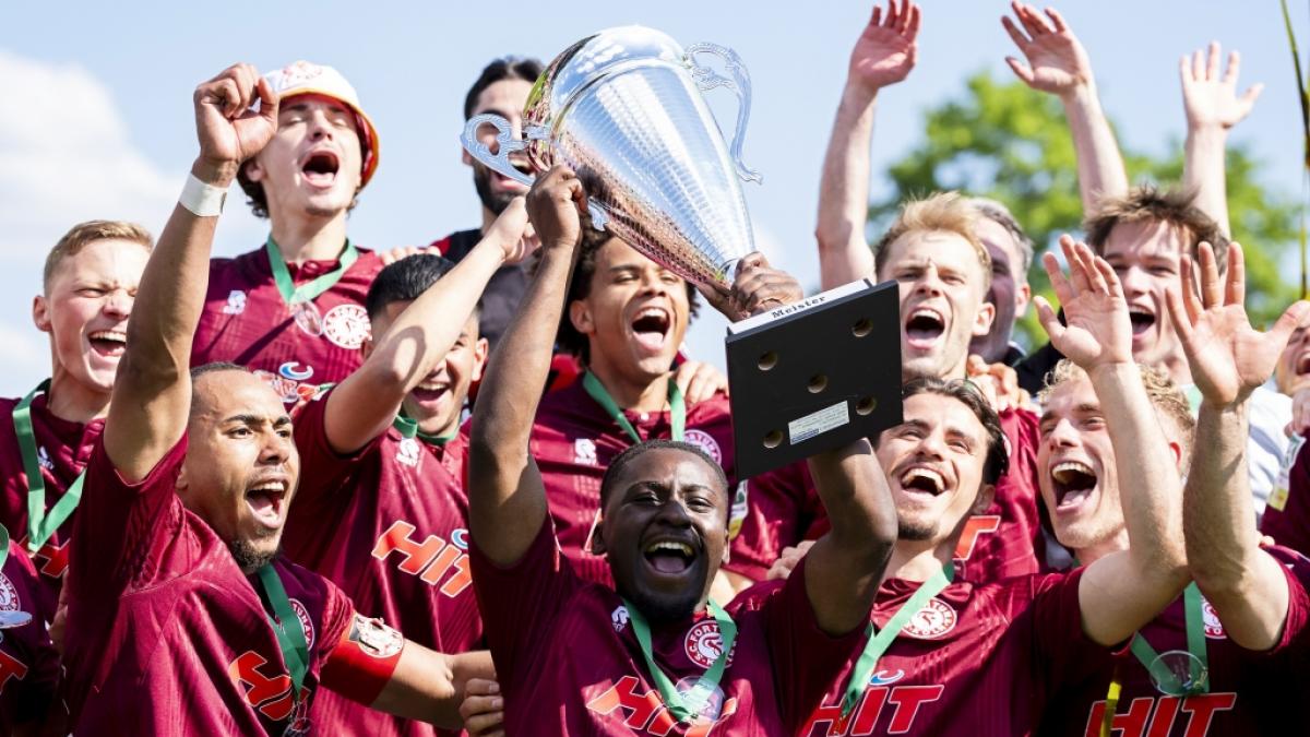 Die Spieler von Fortuna K&ouml;ln jubeln mit der Troph&auml;e &uuml;ber den Aufstieg in die 3. Liga (Archivbild aus 2026). (Foto)