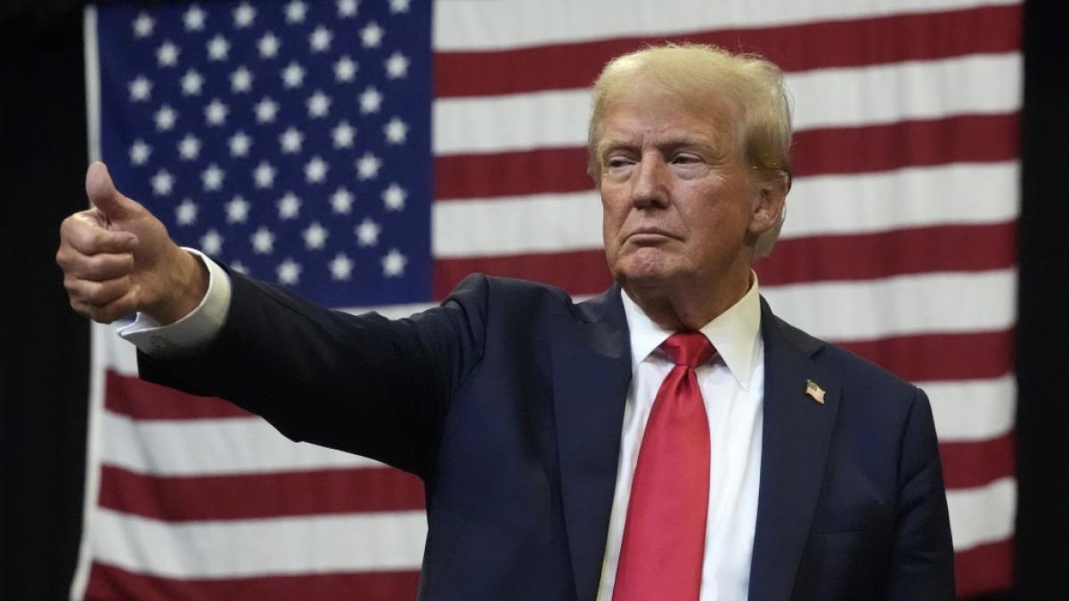 Ex-US-Pr&auml;sident Donald Trump lie&szlig; sich trotz Zwischenf&auml;llen bei der Anreise von seinen Anh&auml;ngern bei einer Wahlkampfveranstaltung in Bozeman, Montana feiern. (Foto)