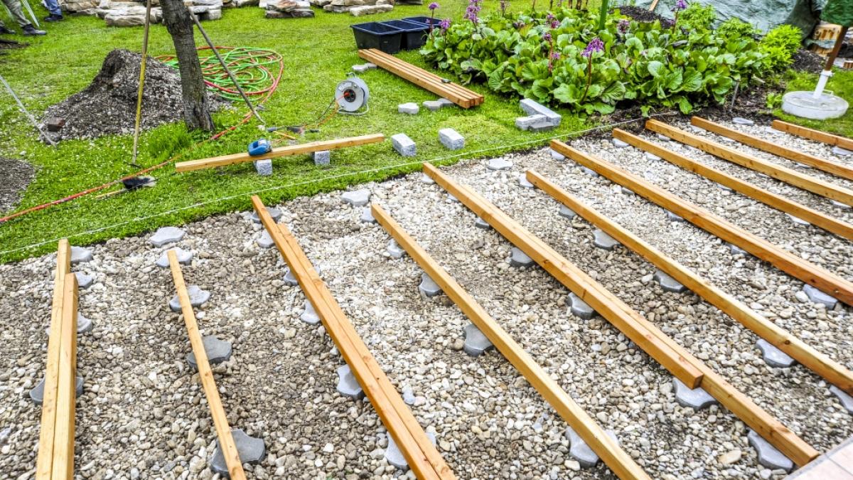 Bau einer Garten-Terasse mit Holzleisten (Archivbild) (Foto)