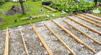 Bau einer Garten-Terasse mit Holzleisten (Archivbild)