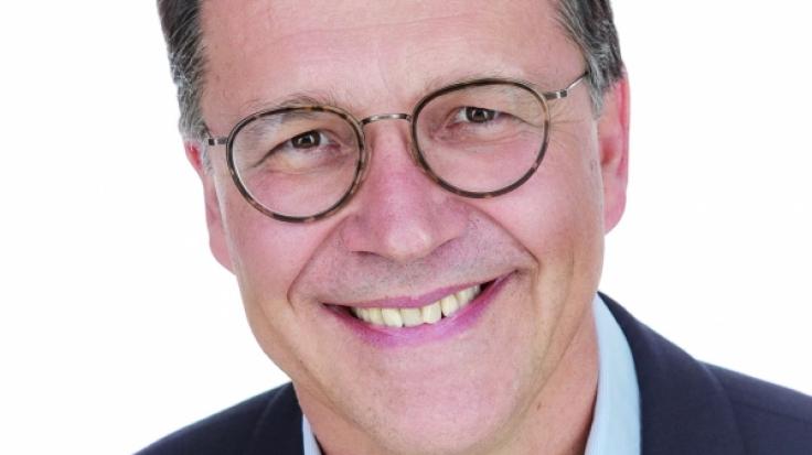 Prof. Dr. med. Ludger Klimek ist Facharzt für HNO-Heilkunde, Allergologie, Umweltmedizin und Naturheilverfahren sowie Leiter des Zentrums für Rhinologie und Allergologie in Wiesbaden und Präsident des Ärzteverbandes Deutscher Allergologen in Wiesbaden