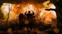 Ukrainische Soldaten feuern mit Artillerie auf russische Stellungen in der Nähe von Bachmut.