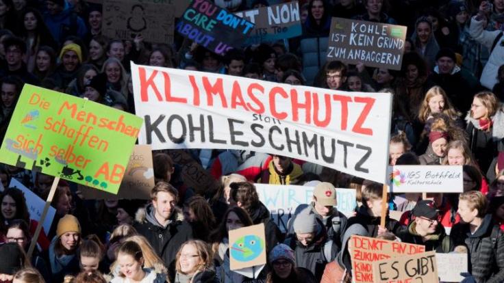 Wer während der Unterrichtszeit an einer Demonstration teilnimmt, begeht eine Ordnungswidrigkeit. Lehrer können dies mit zusätzlichem Unterricht ahnden.