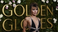 Miley Cyrus zeigt sich im gewagten Designeroutfit.