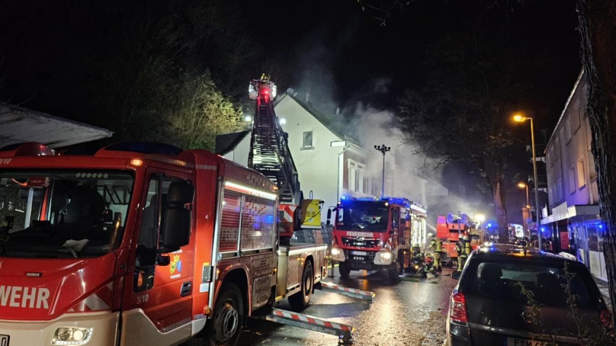 Bei einer Explosion und einem Brand in einem Mehrfamilienhaus in Essen sind am Samstagabend mehrere Menschen verletzt worden. (Foto)