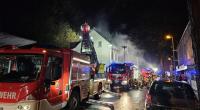 Bei einer Explosion und einem Brand in einem Mehrfamilienhaus in Essen sind am Samstagabend mehrere Menschen verletzt worden.