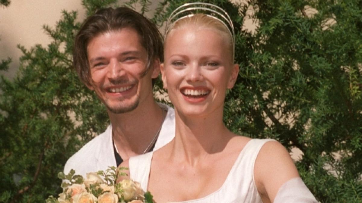 Franziska Knuppe und Christian M&ouml;stl stehen 14.08.1999 lachend vor dem Standesamt Potsdam, bevor sie sich zu ihrer Trauung begeben. Franziska tr&auml;gt ein eigens zu diesem Anlass von Wolfgang Joop entworfenes Kleid. (Foto)