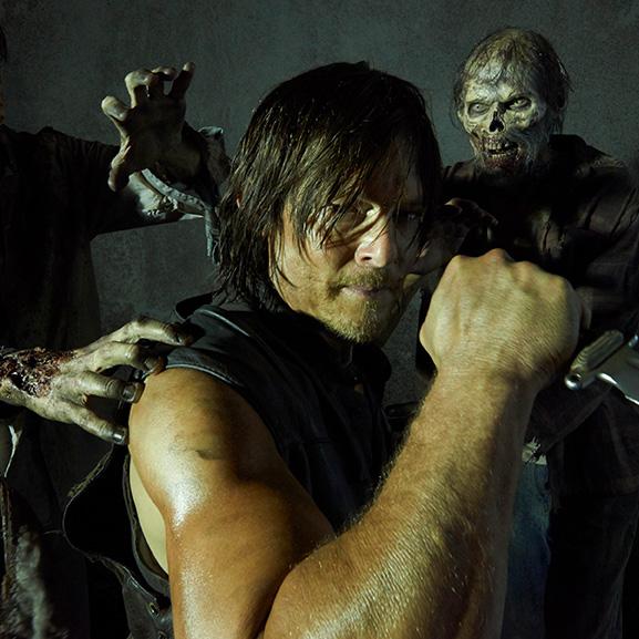 Penis-Beichte! TWD-Badass zieht im Fernsehen komplett blank