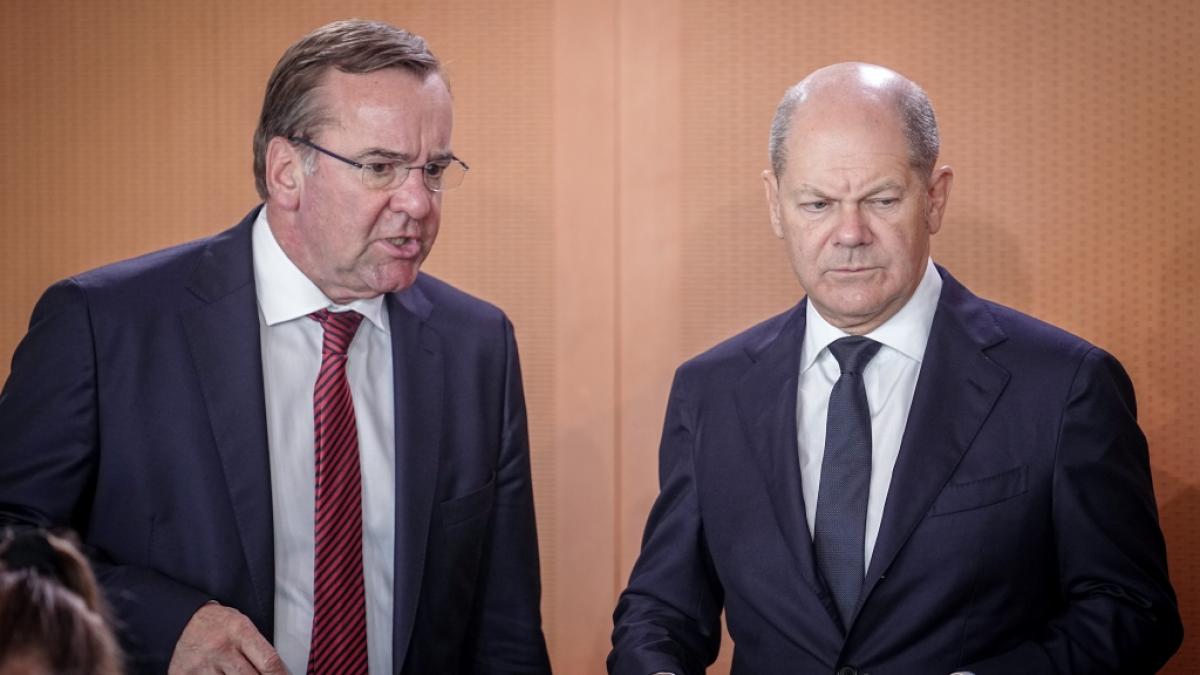 Umfragen zufolge w&uuml;nschen sich viele Deutsche Verteidigungsminister Boris Pistorius (l.) als neuen Kanzler und somit als Abl&ouml;se f&uuml;r Olaf Scholz. (Foto)