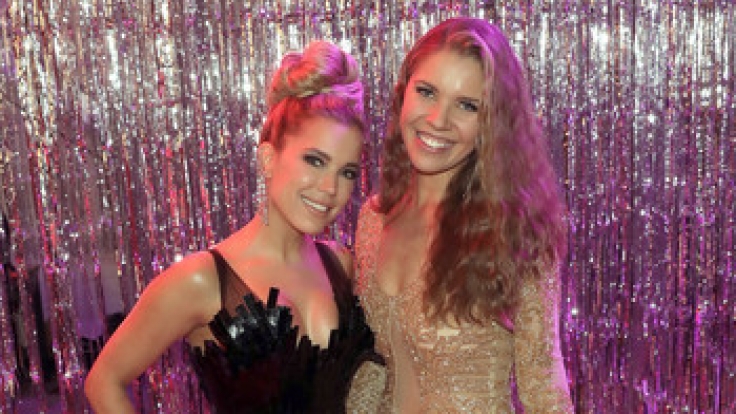 Ein Herz und eine Seele: Sylvie Meis (li.) und Victoria Swarovski zeigen sich vertraut bei einer Spendengala in Berlin.