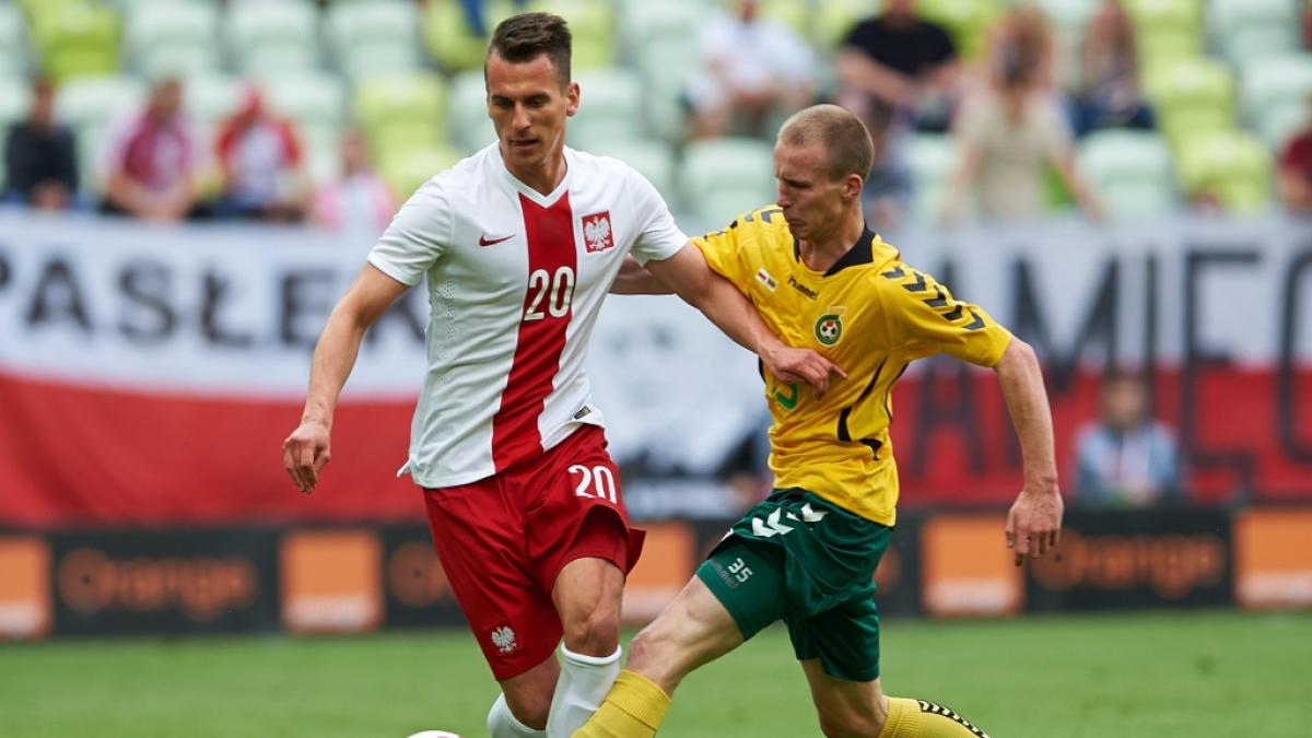Karolis Chvedukas (r.) k&auml;mpft bei einem Freundschaftsspiel 2014 gegen den Polen Arkadiusz Milik um den Ball. Jetzt ist der ehemalige litauische Nationalspieler mit 32 Jahren gestorben. (Foto)