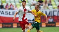 Karolis Chvedukas (r.) kämpft bei einem Freundschaftsspiel 2014 gegen den Polen Arkadiusz Milik um den Ball. Jetzt ist der ehemalige litauische Nationalspieler mit 32 Jahren gestorben.