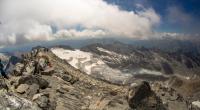 Eine deutsche Touristin ist am Hochfeiler in den Zillertaler Alpen gestorben.