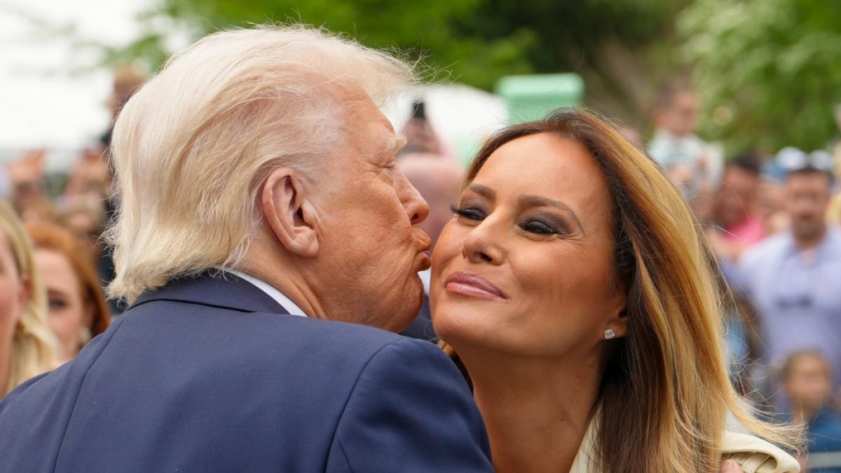 Ein K&uuml;sschen in der &Ouml;ffentlichkeit: Um die Ehe von Donald und Melania Trump soll es in Wirklichkeit nach 20 Jahren deutlich weniger harmonisch bestellt sein. (Foto)
