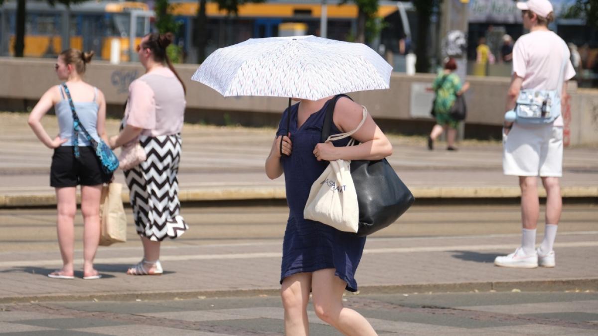 Eine Passantin sch&uuml;tzt sich vor der Hitze - am Wochenende kam es zu Rekordtemperaturen. (Foto)