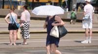 Eine Passantin schützt sich vor der Hitze - am Wochenende kam es zu Rekordtemperaturen.