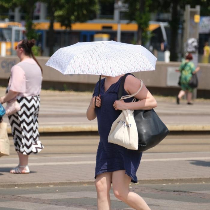 Eine Passantin schützt sich vor der Hitze - am Wochenende kam es zu Rekordtemperaturen.