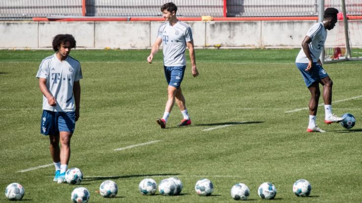Die Profis des FC Bayern München starten trotz Coronavirus-Spielabsagen mit dem Training in Kleingruppen.